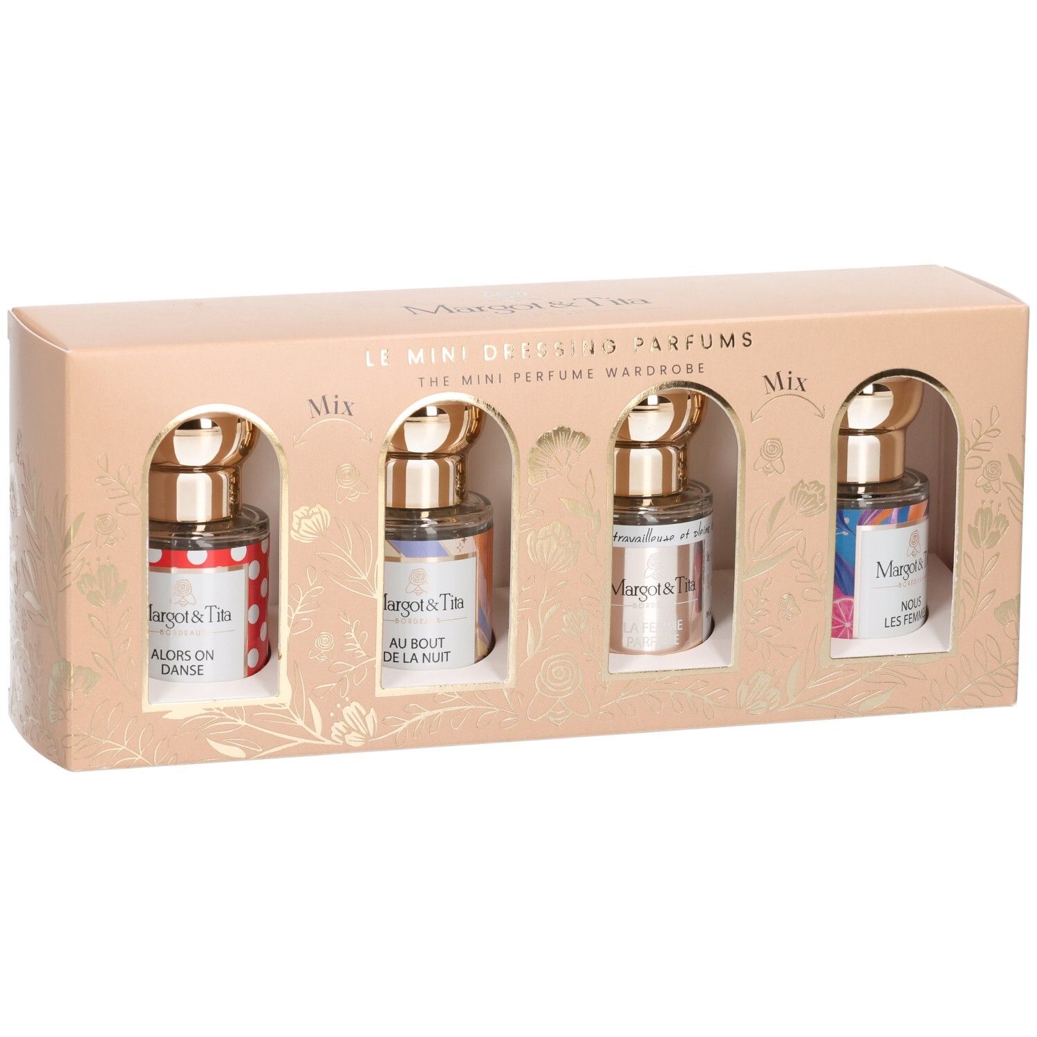 Coffret cadeau avec quatre mini-parfums. Chaque flacon a un bouchon doré et une étiquette colorée. La boîte est beige.