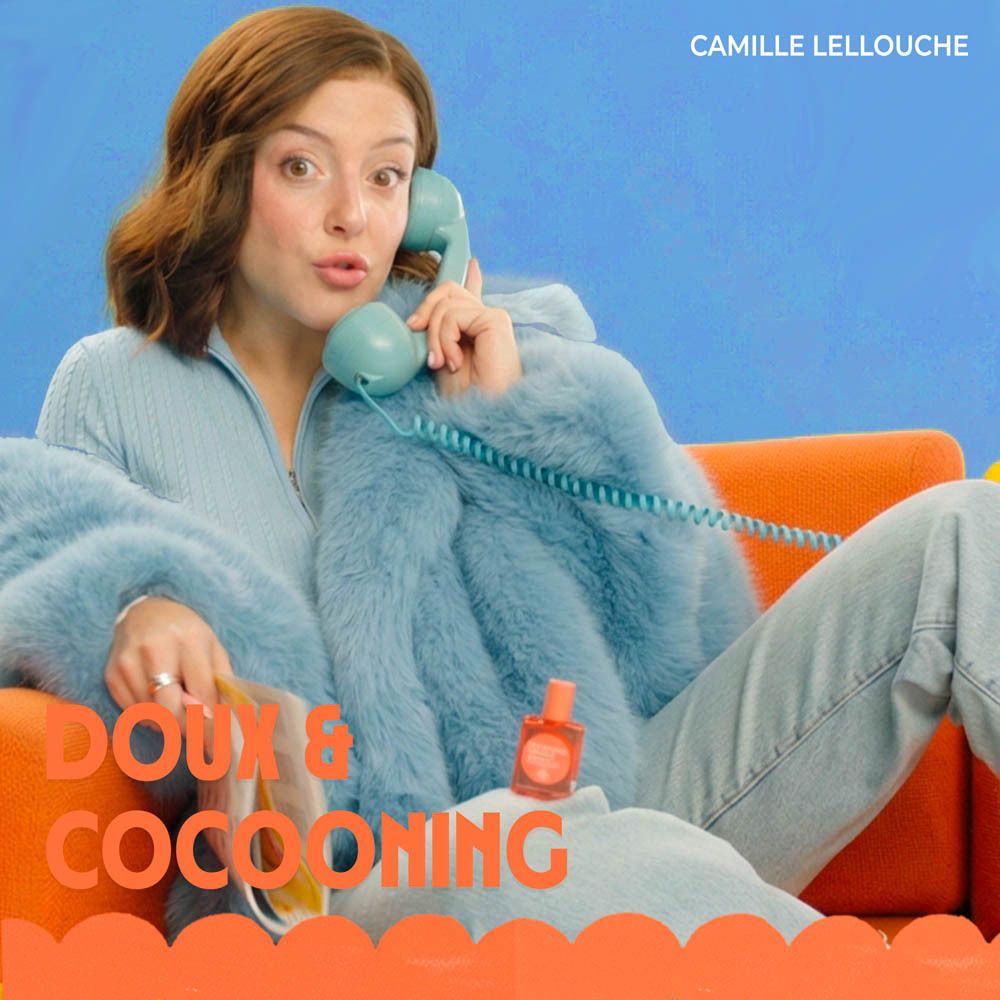 Femme au téléphone avec flacon. Texte: Doux & Cocooning. Flacon: Mandarine Doudou. Orange.