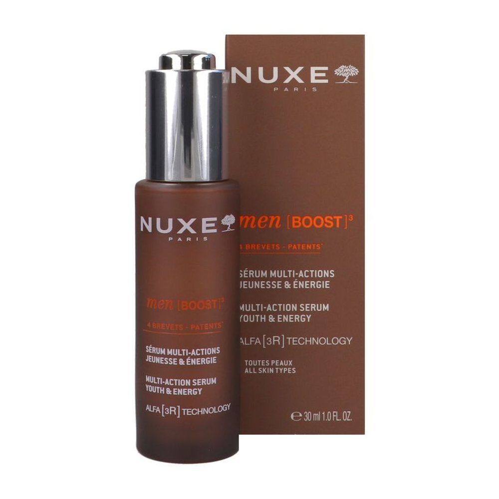 Produit et emballage. Flacon marron et carton. Inscription: Nuxe, men | BOOST, Sérum Multi-Actions Jeunesse & Energie.