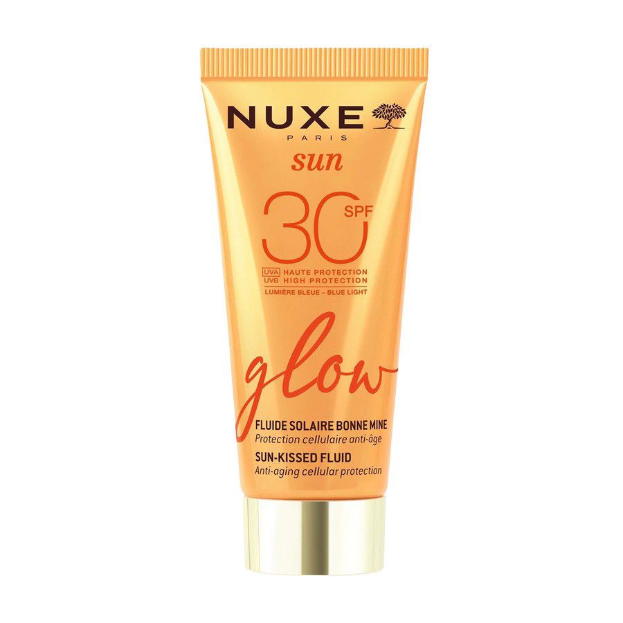 Tube de fluide solaire Nuxe Sun SPF30 Glow. Tube doré avec informations produit.