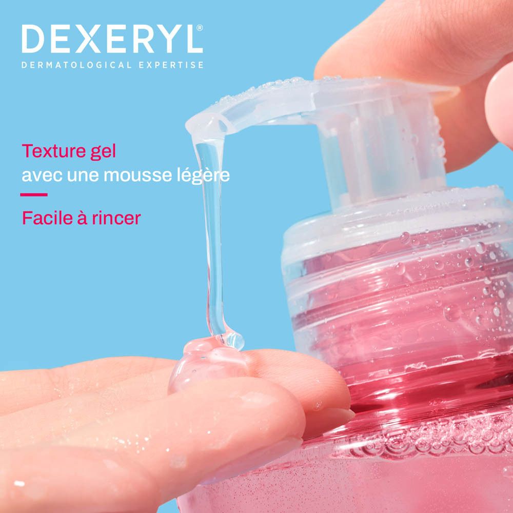 Eine Hand, die Dexeryl Duschgel auffängt, das aus einem Spender fließt.
