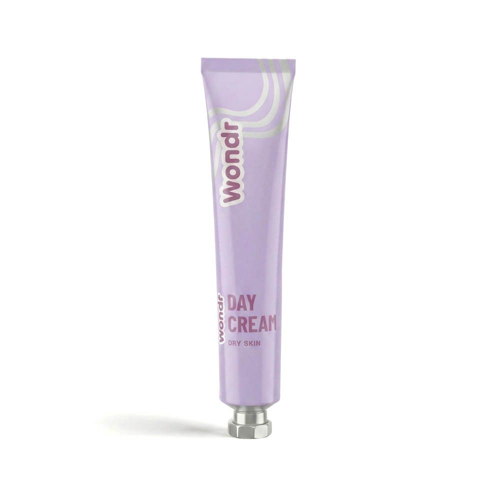 Tube lilas avec inscriptions : Wondr, Day Cream, Dry Skin. Produit pour peau sèche.