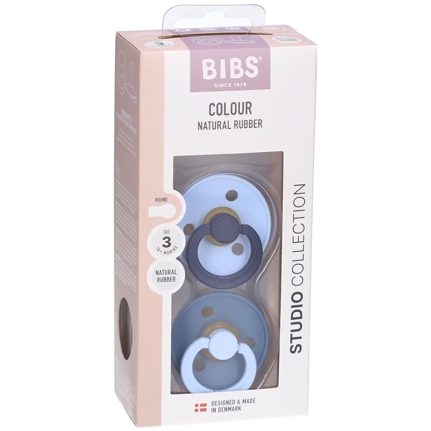 Verpackung mit zwei Schnullern. Marke BIBS, Schriftzug "COLOUR NATURAL RUBBER". Sichtfenster mit blauen Schnullern.