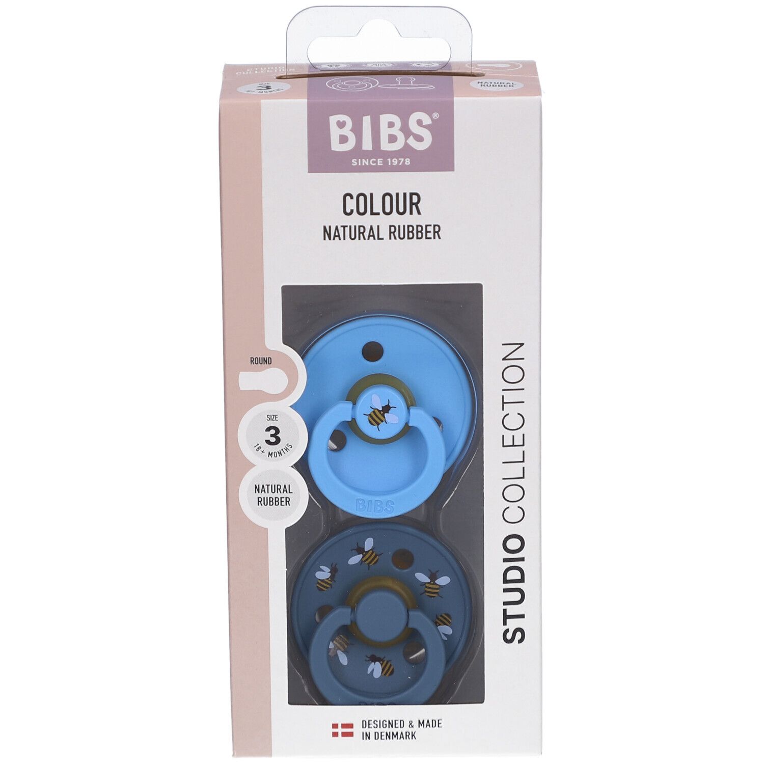 Verpackung mit zwei Schnullern. Blaue und dunkelblaue Schnuller mit Bienenmuster. Marke BIBS. Größe 3, 18+ Monate.