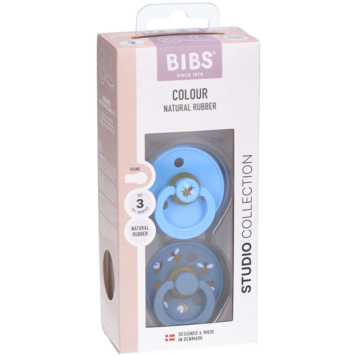 Verpackung mit zwei Schnullern. Blaue und dunkelblaue Schnuller mit Bienenmuster. Marke BIBS. Größe 3, 18+ Monate.