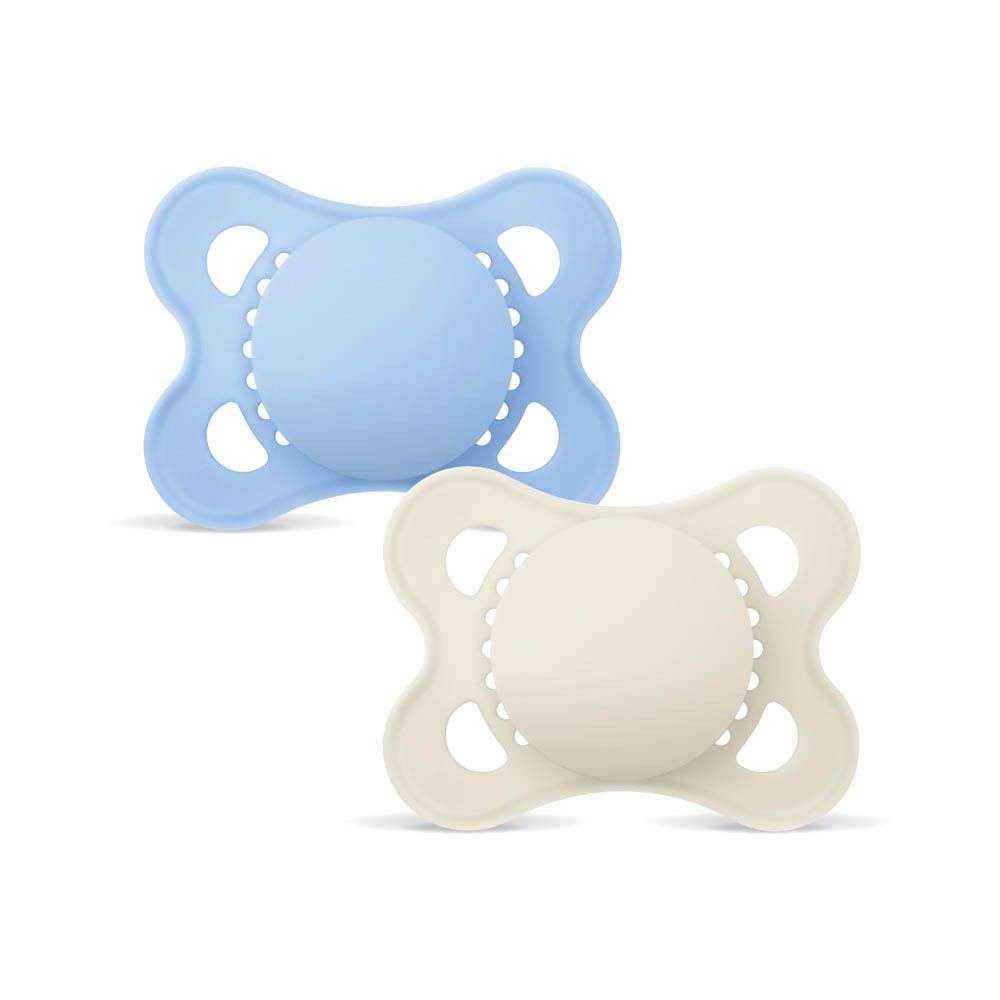 Zwei Babyschnuller, einer blau, einer beige. Symmetrische Form mit Belüftungslöchern.