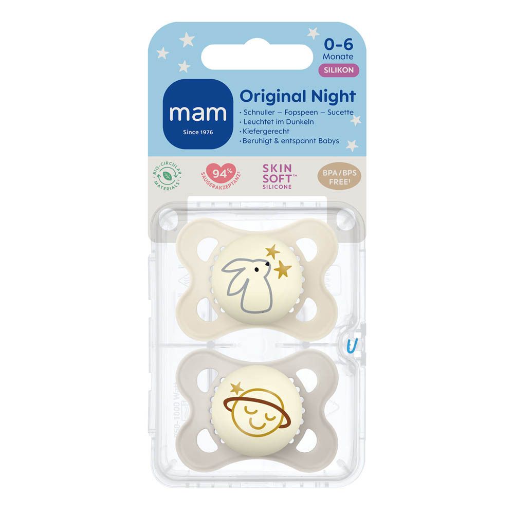 Zwei MAM Original Night Silikon-Schnuller (0-6 Monate) in einer Verpackung. Ein Schnuller zeigt ein Kaninchen mit Sternen, der andere einen schlafenden Planeten.