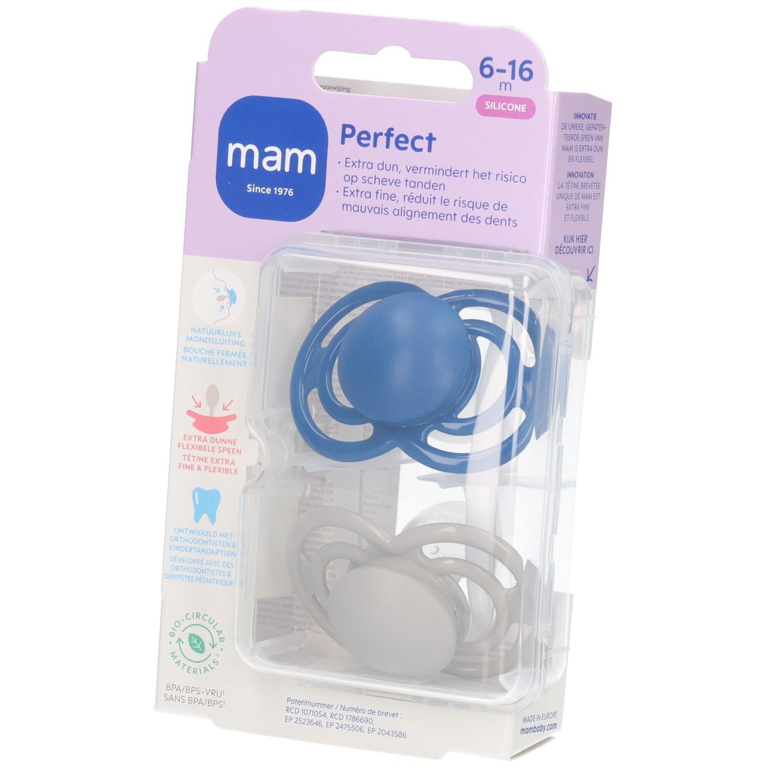 Verpackung mit zwei Schnullern. Blaue und graue Silikon-Schnuller in Plastikverpackung. Marke MAM, Perfect, 6-16 Monate.