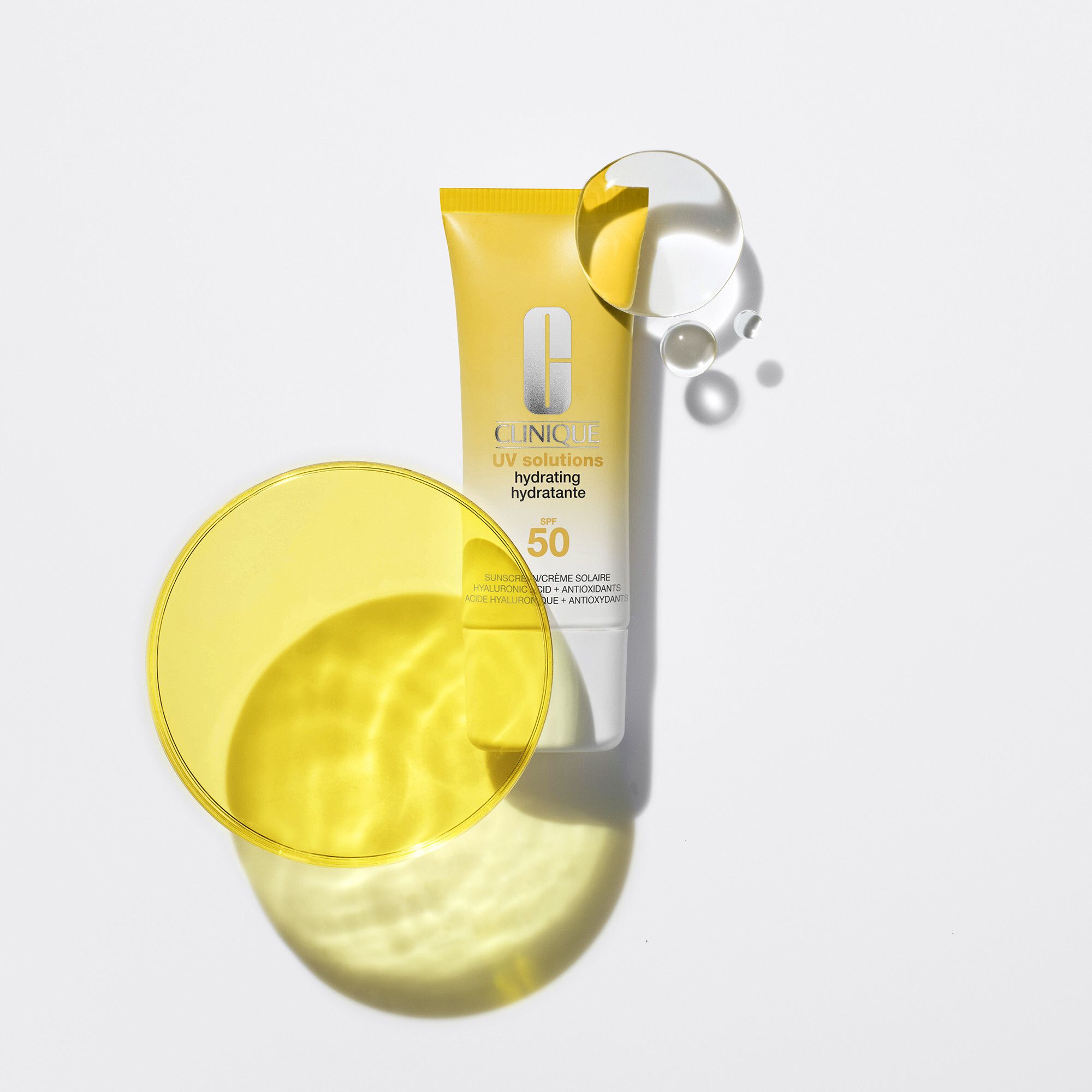 Gelbe Tube mit weißem Deckel. Aufschrift: Clinique UV solutions hydrating hydratante SPF 50. Sonnencreme.
