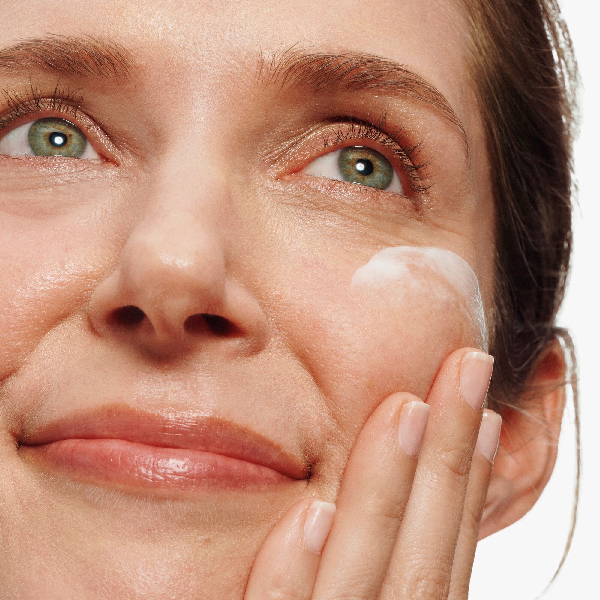 Femme appliquant de la crème. Soin de la peau.