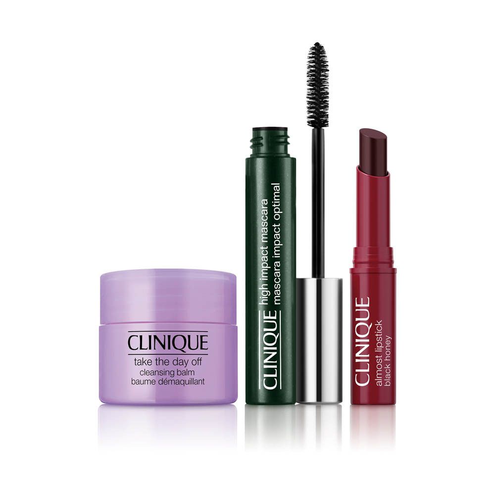 Clinique Set mit Reinigungsbalsam, Mascara und Lippenstift auf weißem Hintergrund.