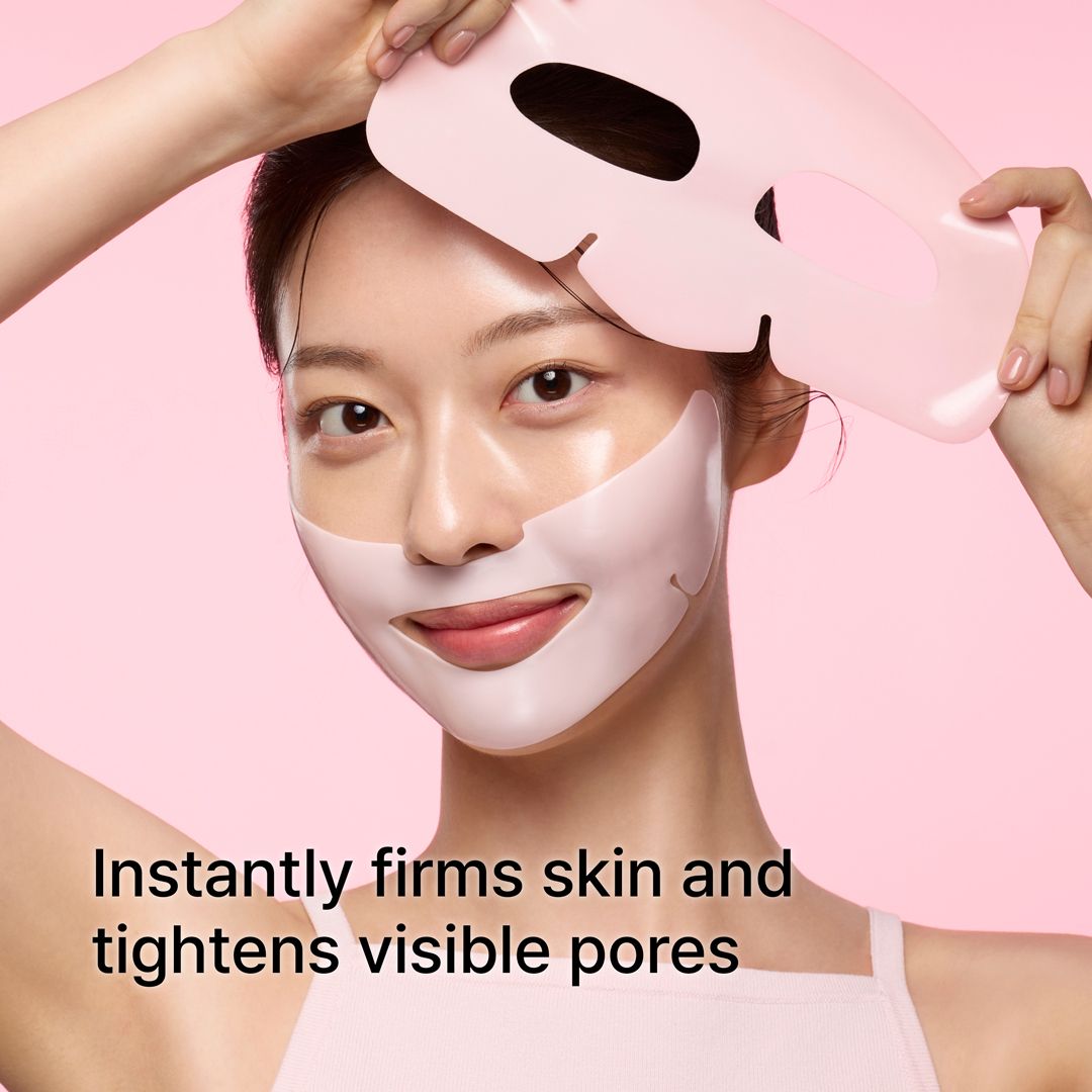 Frau hält rosa Gesichtsmaske. Text: Instantly firms skin and tightens visible pores.