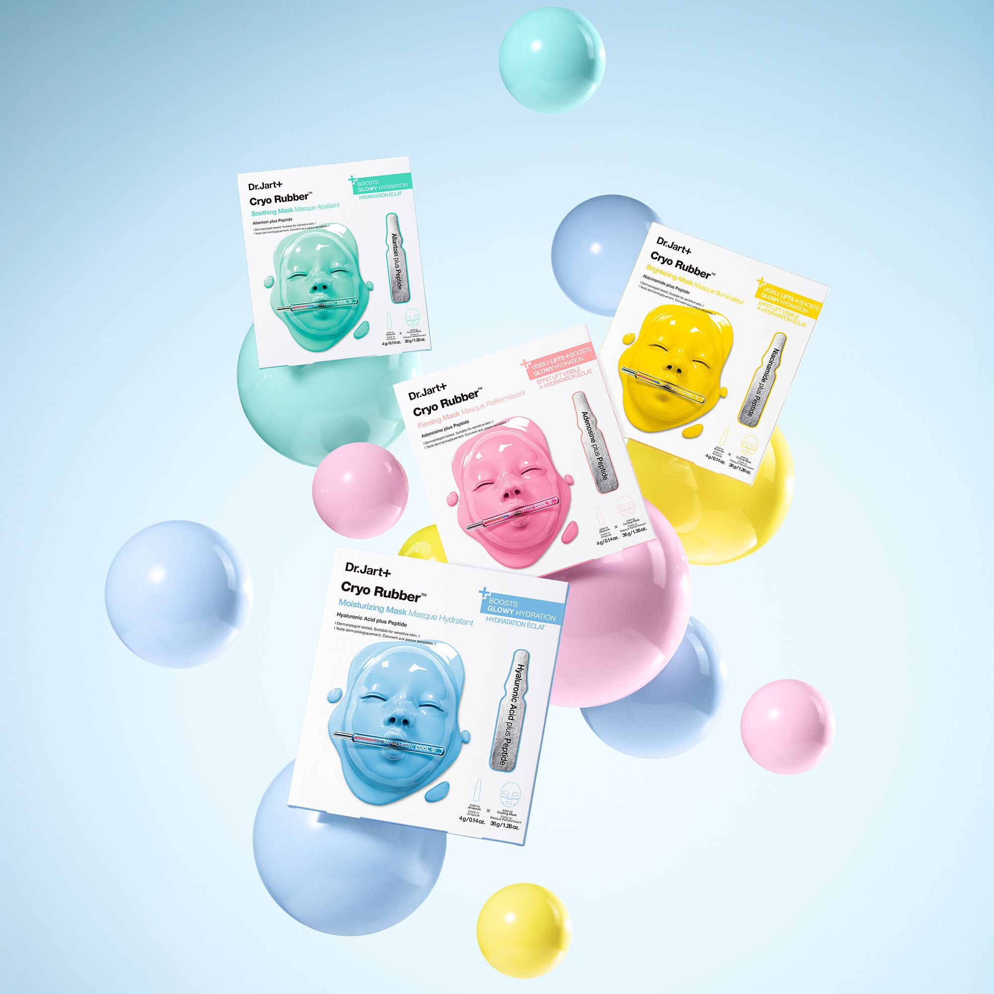 Mehrere Packungen Dr.Jart+ Cryo Rubber™ Moisturizing Mask. Auf blauem Hintergrund mit bunten Kugeln.