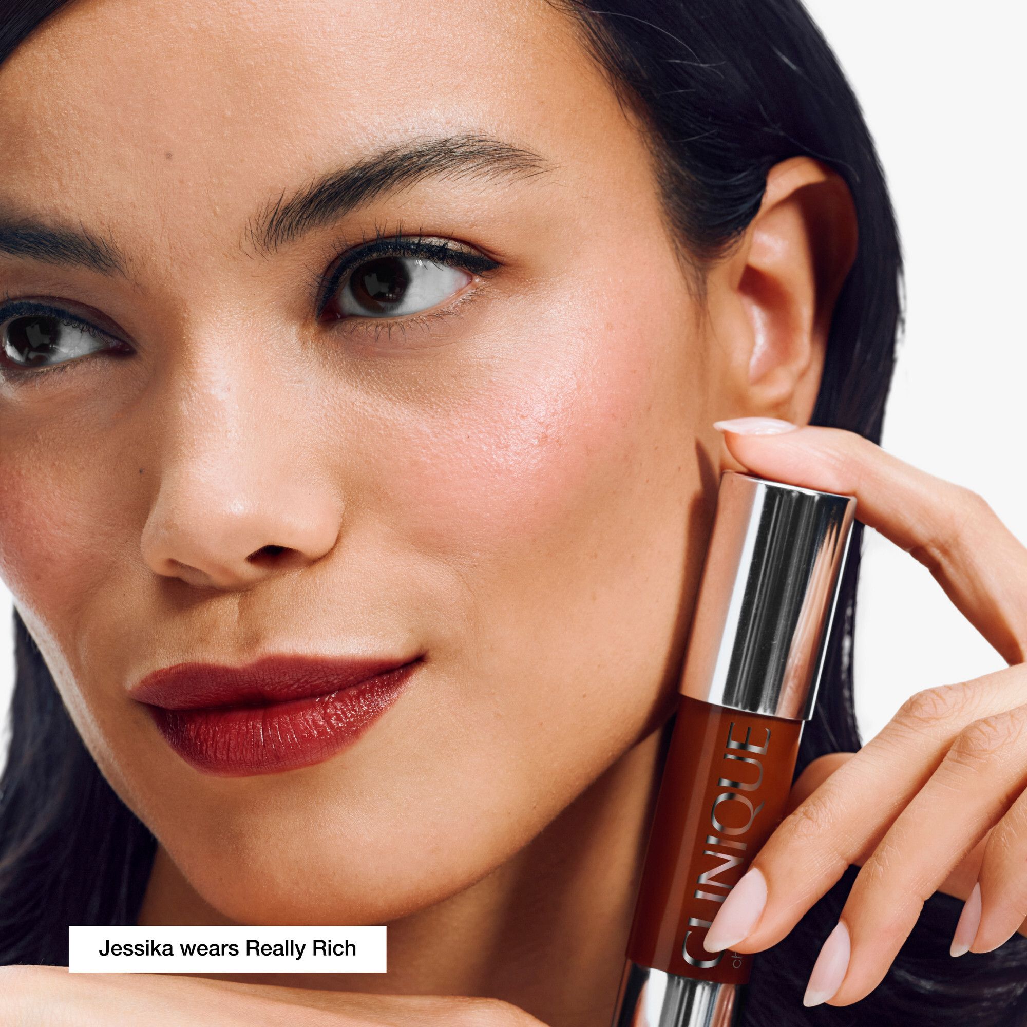 Femme tenant Clinique Chubby Stick. Couleur de rouge à lèvres. Texte: 'Jessika wears Really Rich'.