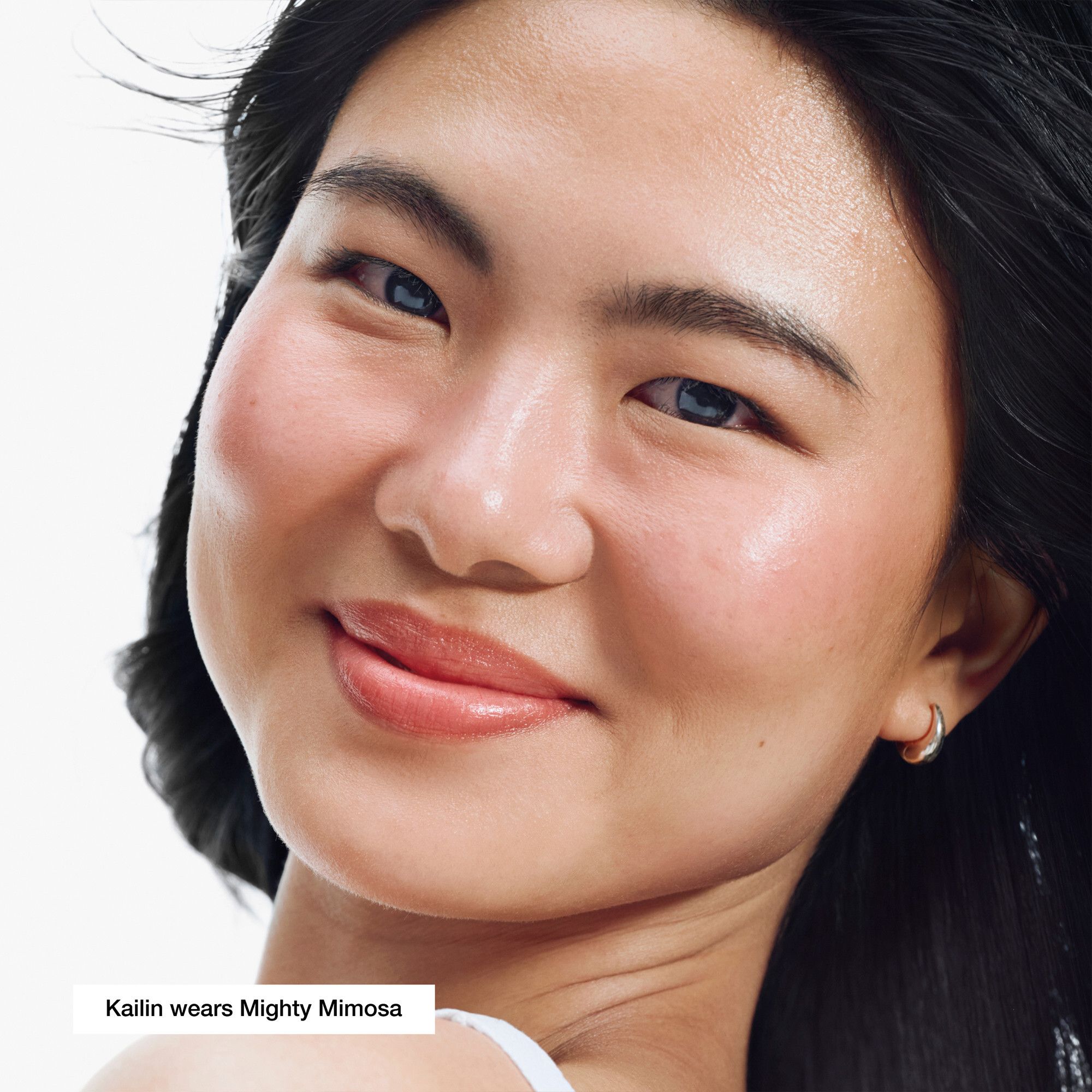 Femme avec rouge à lèvres Mighty Mimosa. Couleur rose clair. Femme aux yeux bleus.