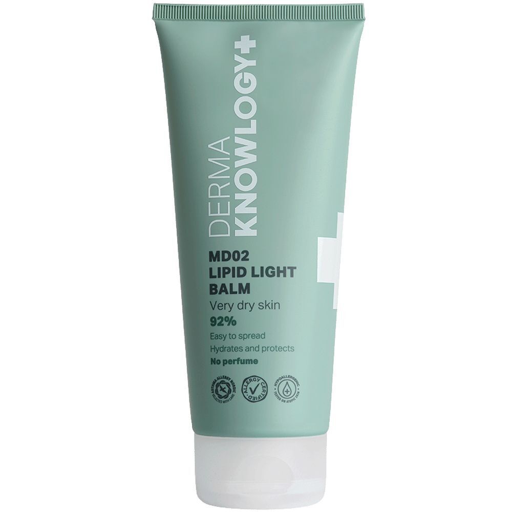 Tube vert clair avec texte blanc. Inscription: DERMA KNOWLOGY+, MD02 LIPID LIGHT BALM, 92%, pour peau très sèche. Sceaux.
