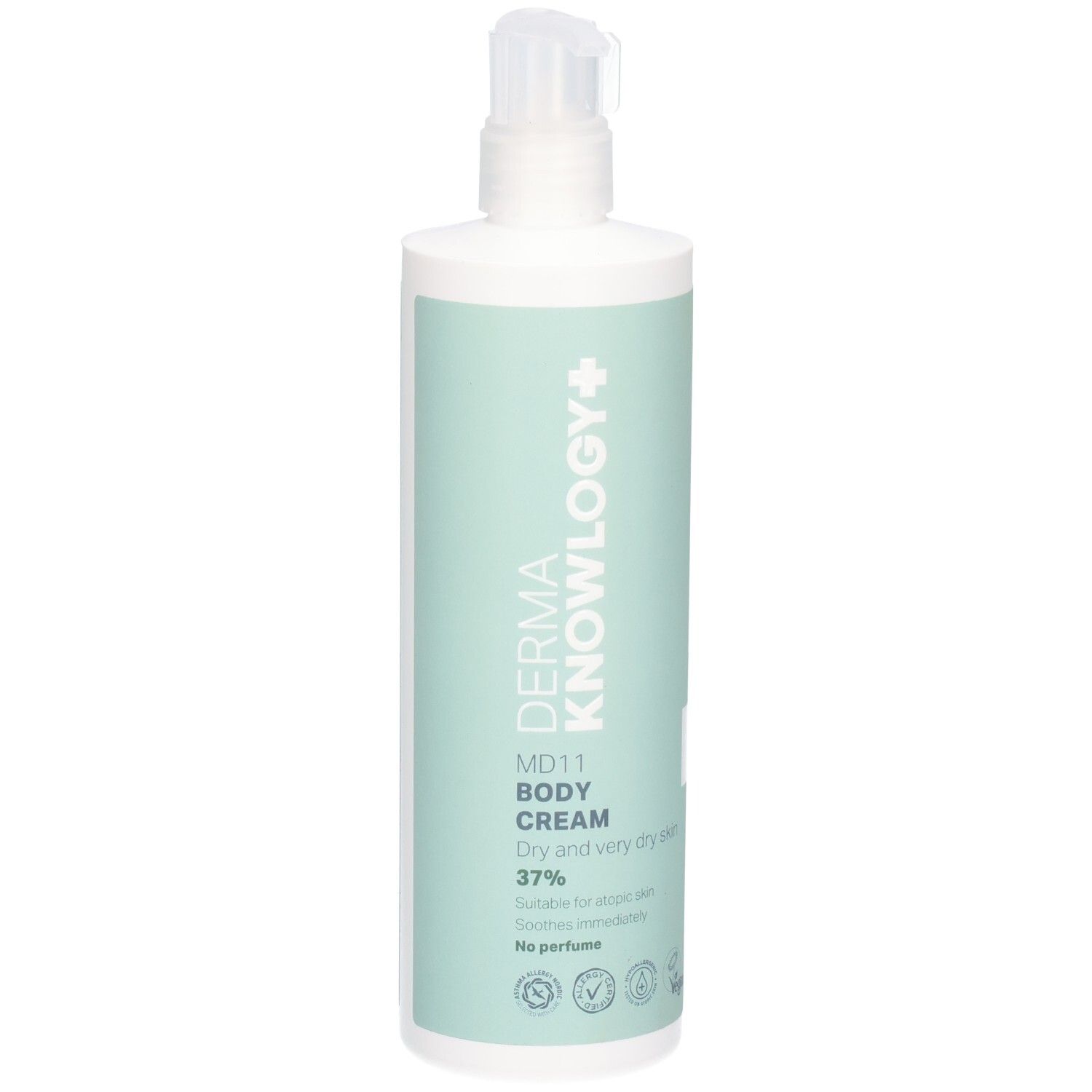 Weißer Spender mit grünem Etikett. Aufschrift: DERMA KNOWLOGY+, MD11 BODY CREAM, 37%. Für trockene Haut. Ohne Parfüm.