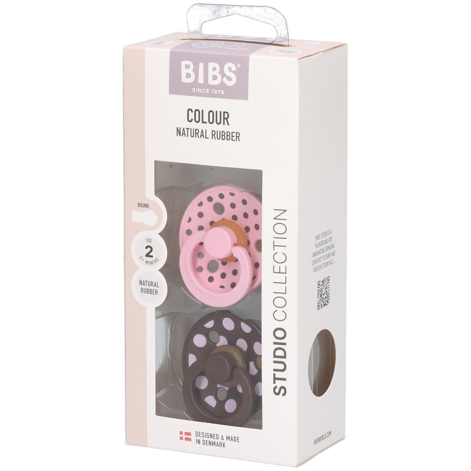 Verpackung mit zwei Schnullern. Rosa und braun mit weißen Punkten. Marke: BIBS. Text: Colour, Natural Rubber, Studio Collection.