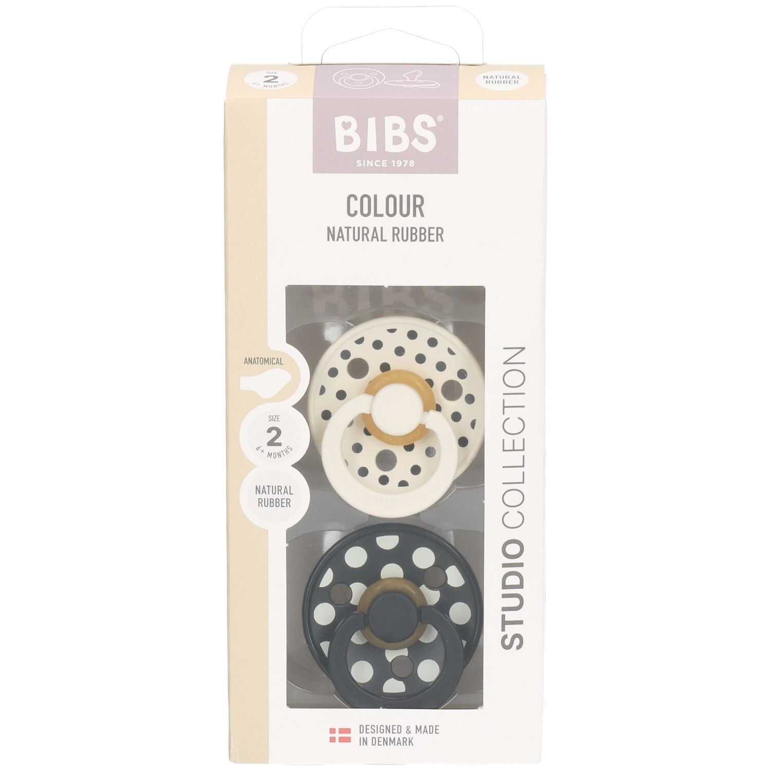 Verpackung mit zwei Schnullern. Marke BIBS, Modell Colour, Natural Rubber. Polka-Dot-Design. Sichtfenster.