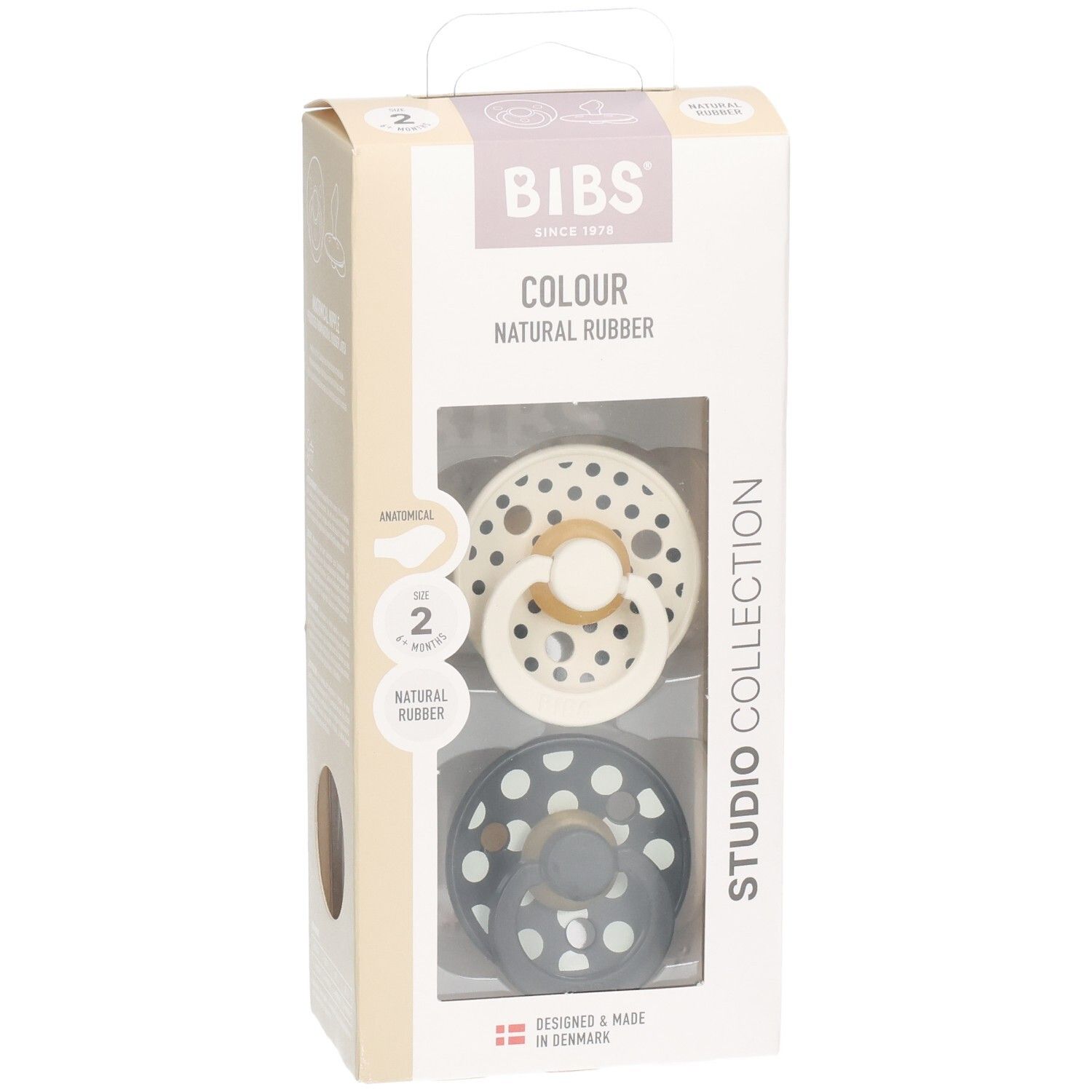 Verpackung mit zwei Schnullern. Marke BIBS, Modell Colour, Natural Rubber. Polka-Dot-Design. Sichtfenster.