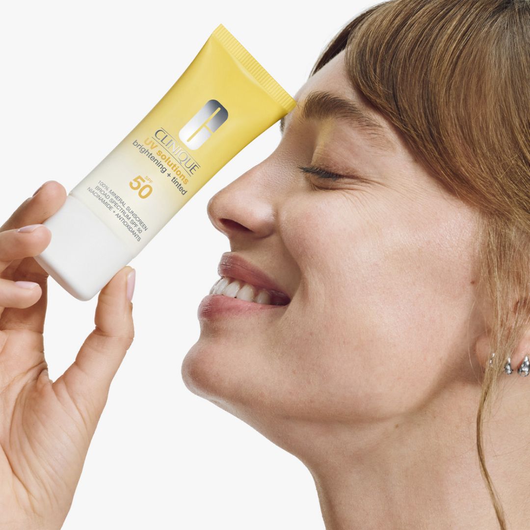 Côté de la boîte Clinique UV Solutions crème solaire teintée SPF 50.