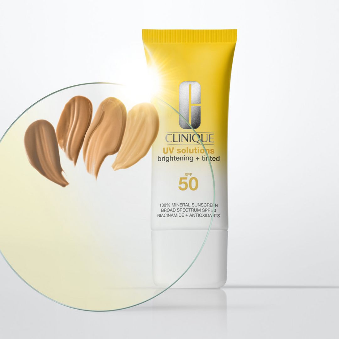 Boîte de crème solaire Clinique SPF 50, vert clair avec teinte Medium Deep en haut.