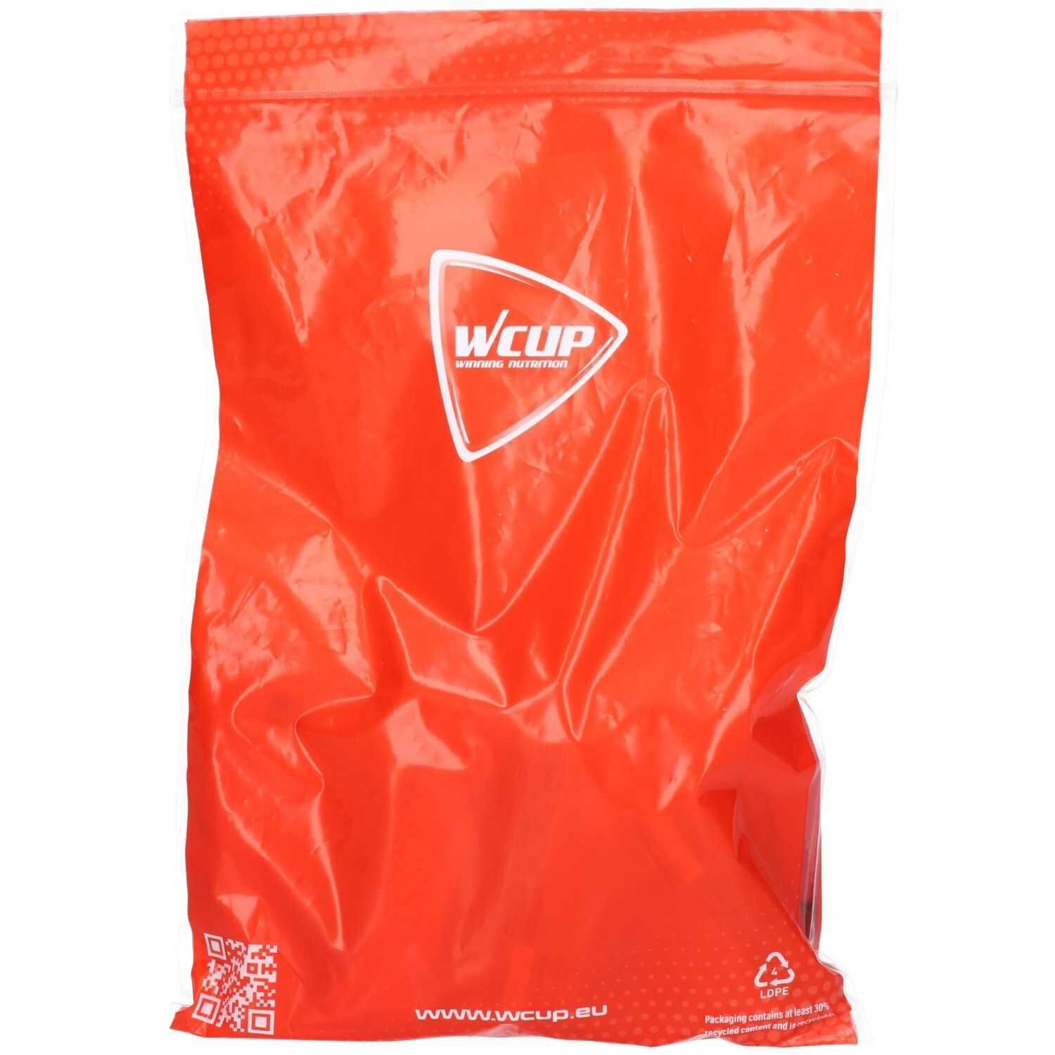 Rote, wiederverschließbare Tüte mit WCUP Logo. Enthält Sportriegel. QR-Code und Recycling-Symbol sichtbar.