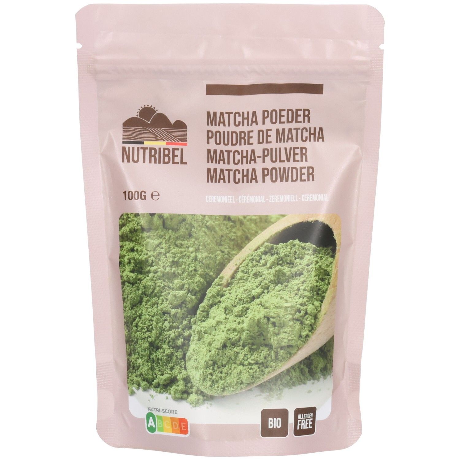 Beutel mit Matcha-Pulver. Aufschrift: Nutribel, Matcha Poeder, 100g, Bio, Glutenfrei. Grünliches Pulver in Holzlöffel.