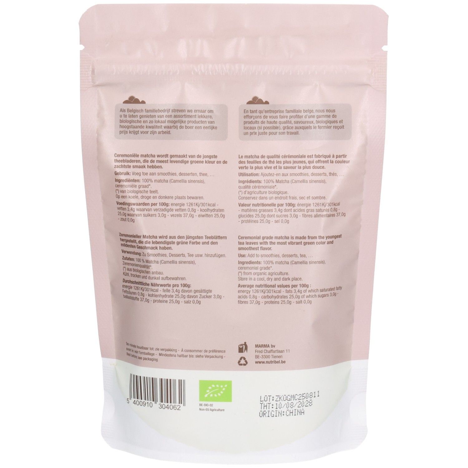 Rückseite des Matcha-Pulver-Beutels. Text in mehreren Sprachen. Bio-Logo, Haltbarkeitsdatum, Herkunftsland China.