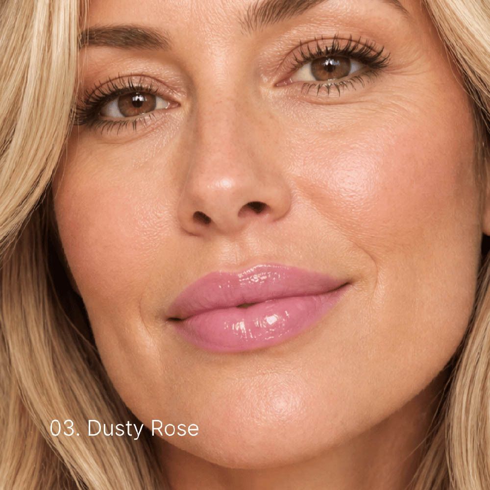 Frau mit glänzenden, staubrosafarbenen Lippen. Lippenstift-Farbbezeichnung "03. Dusty Rose".