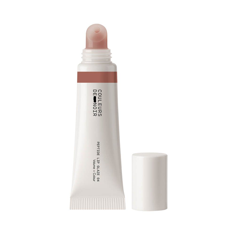 Weiße Tube mit Roll-on-Applikator und braunem Lippen-Glanz. Beschriftung: COULEURS DE NOIR, PEPTIDE LIP GLAZE 04.