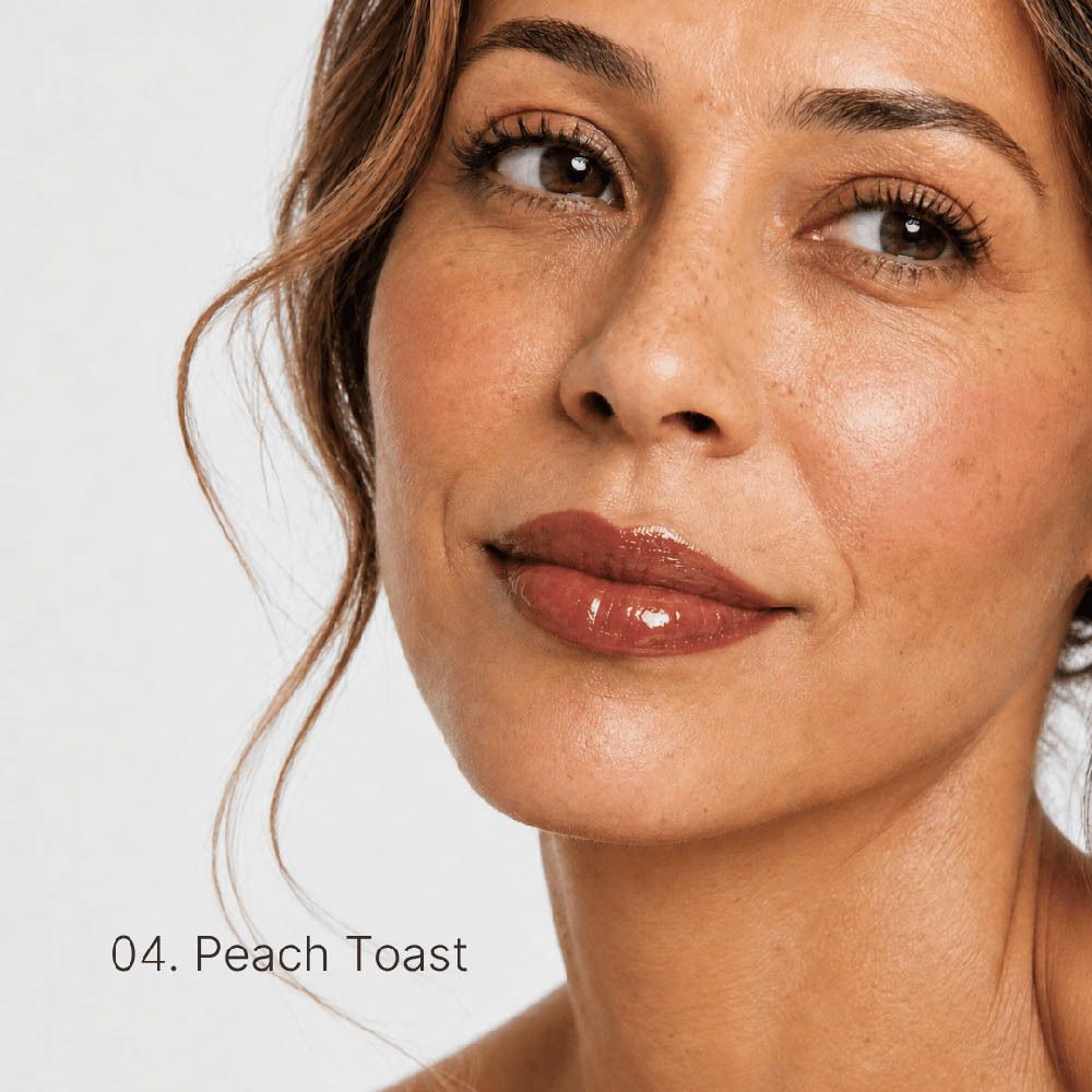 Frau mit glänzenden Lippen in Pfirsichton. Text: 04. Peach Toast.