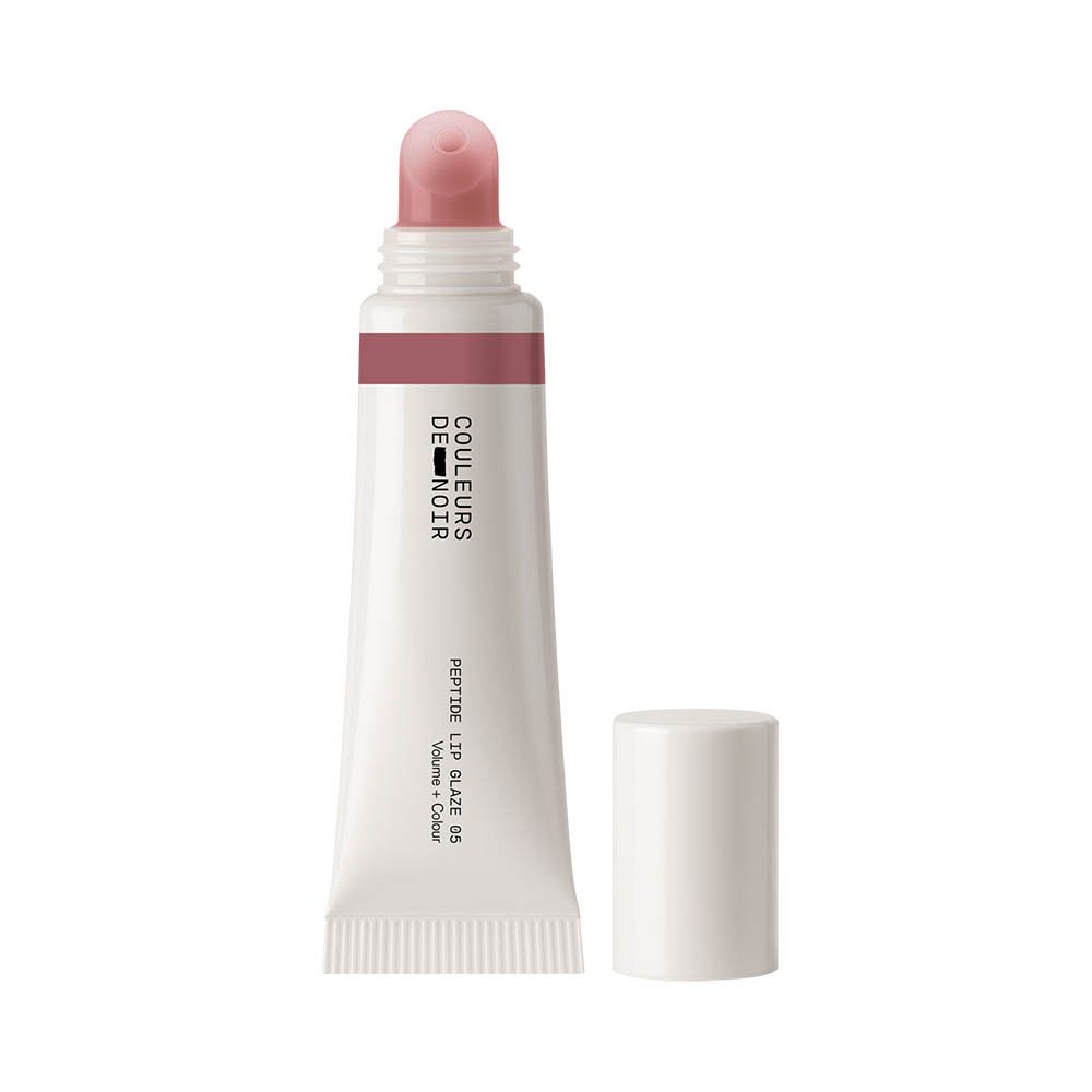 Weiße Tube mit rosa Roll-on-Applikator und weißem Deckel. Beschriftung: COULEURS DE NOIR, PEPTIDE LIP GLAZE 05.