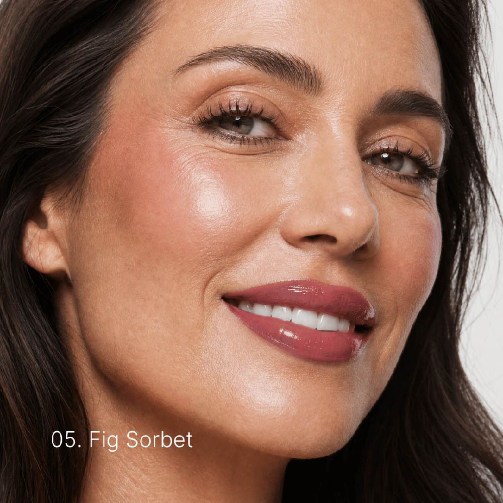Porträt einer Frau mit glänzendem Lippenstift in der Farbe Fig Sorbet.