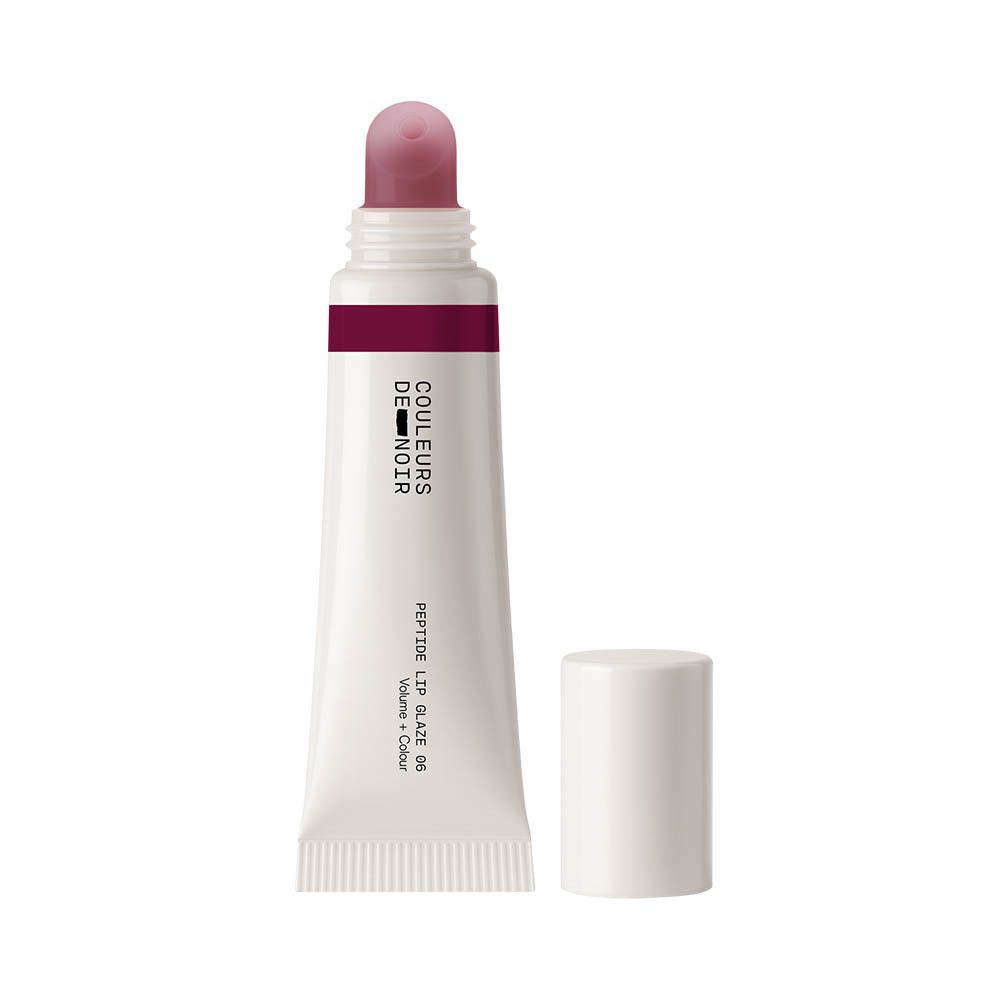 Weiße Tube mit lila Applikator und weißem Deckel. Beschriftung: COULEURS DE NOIR, PEPTIDE LIP GLAZE 06.