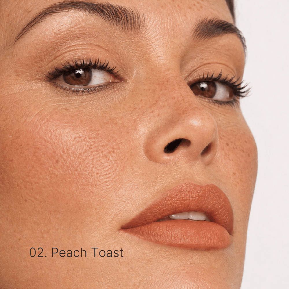 Crayon à lèvres 'Couleurs de Noir Peptide Lip Contour 02 Peach Toast' avec texte et échantillon couleur.
