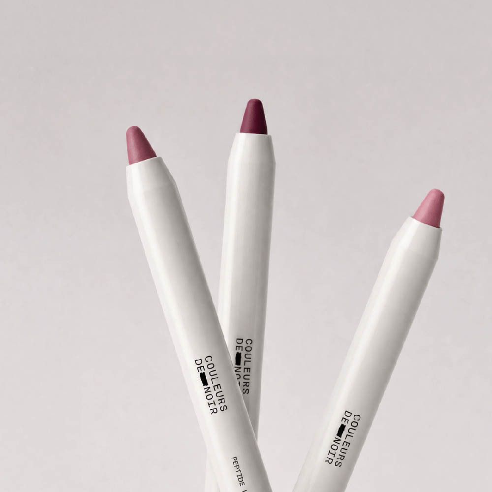 Emballage du crayon à lèvres 'Couleurs de Noir Peptide Lip Contour 04 Velvet Plum'.