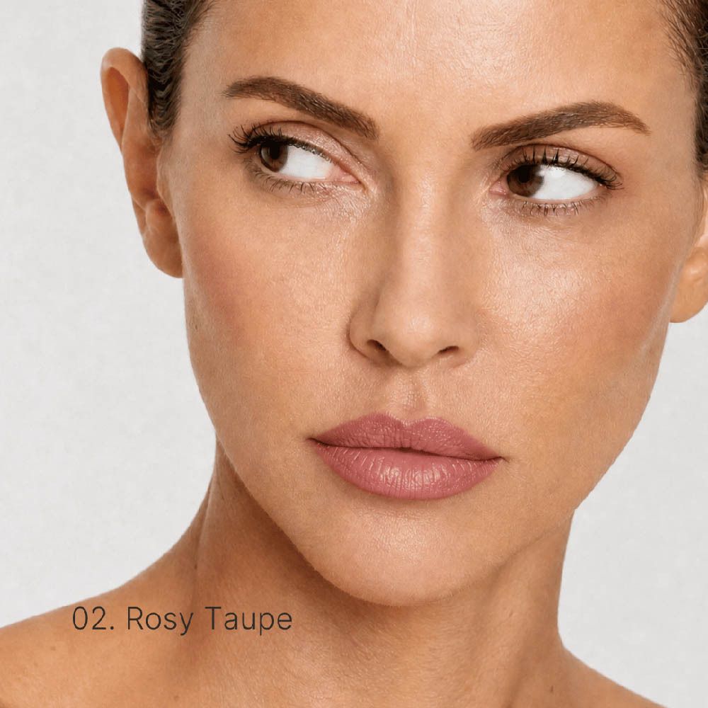 Nahaufnahme eines Gesichts mit aufgetragenem Lippenstift in Rosé-Taupe.