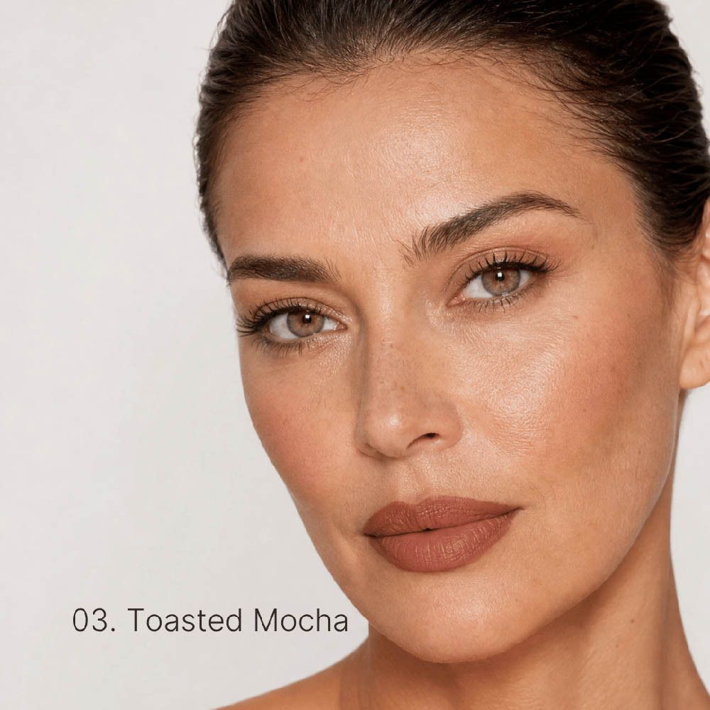 Frau mit mattem braunem Lippenstift in der Farbe Toasted Mocha.
