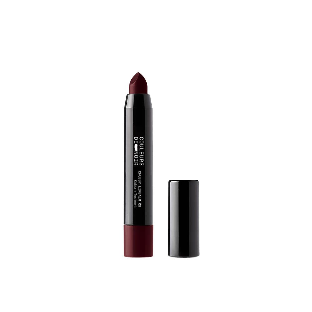 Dunkelrofter Lippenstift in schwarzer Hülse mit aufgesteckter Kappe.