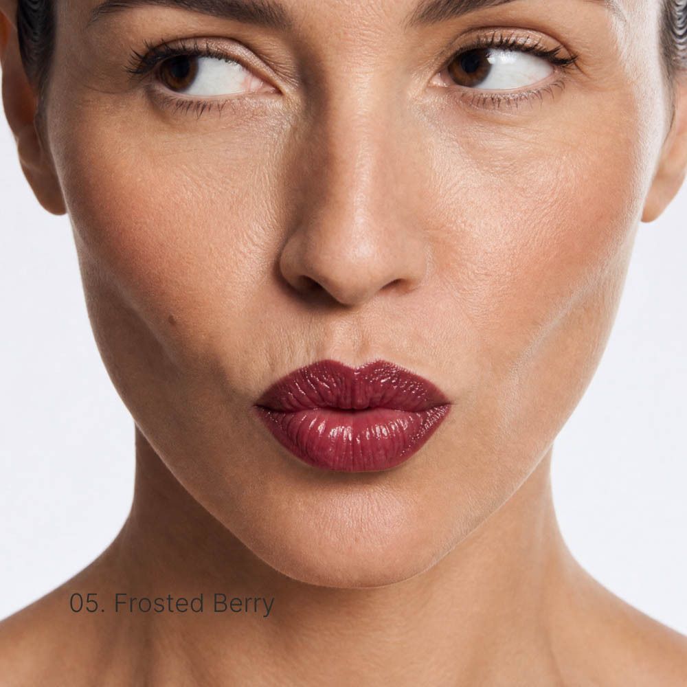 Frau mit vollen Lippen, die dunkelroten Lippenstift in der Farbe 'Frosted Berry' trägt.