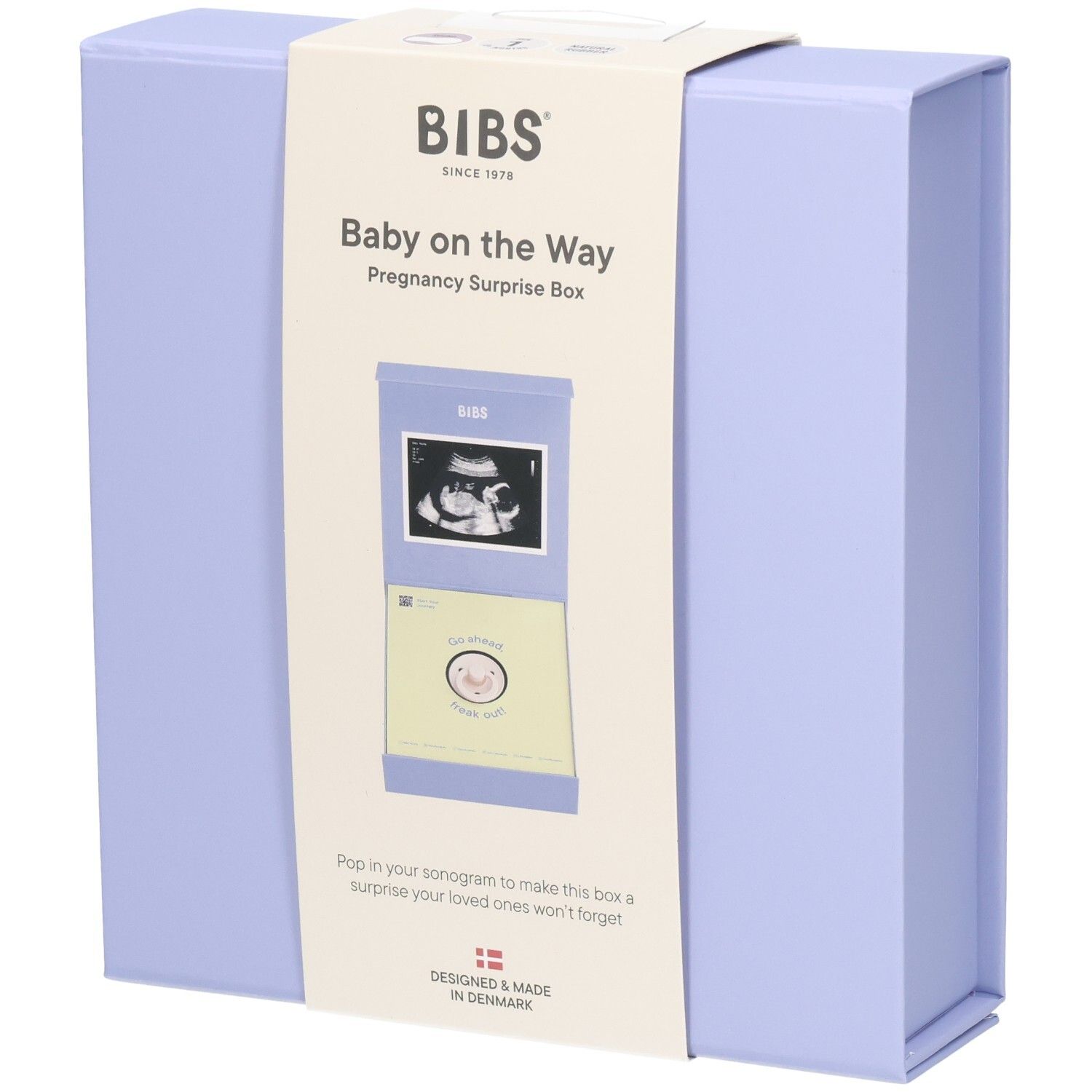 Hellblaue Geschenkbox mit Aufdruck. Auf der Vorderseite steht "Baby on the Way". Enthält Platz für ein Ultraschallbild.