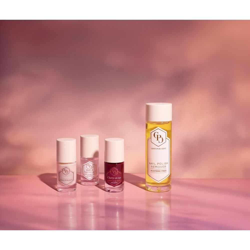 Boîte Cent Pur Cent Nail Essentials : Trois vernis à ongles et un dissolvant.