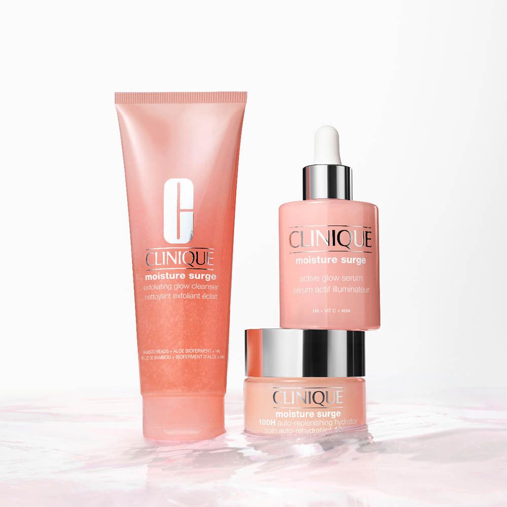 Clinique Moisture Surge Exfoliating Glow Cleanser in einer rosafarbenen Tube.