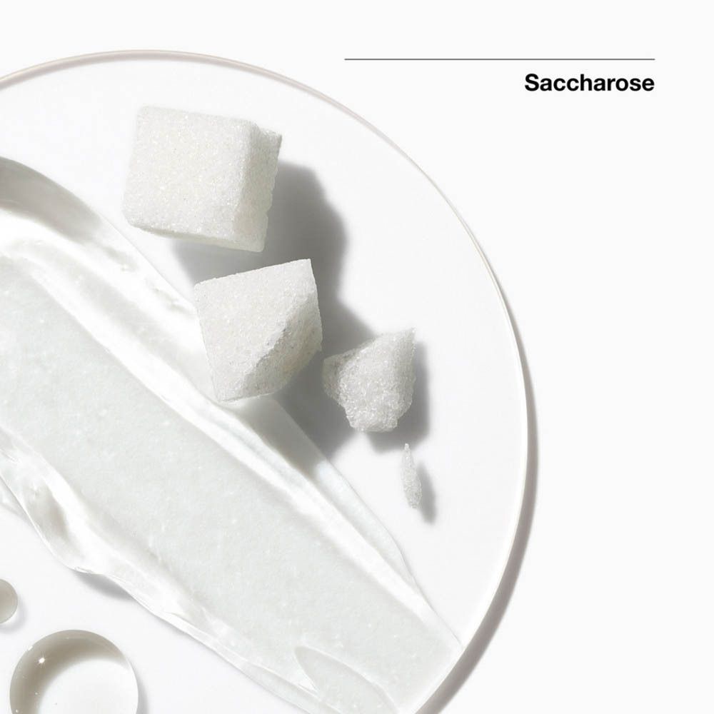 Zuckerwürfel auf einer transparenten Oberfläche mit Gel.
