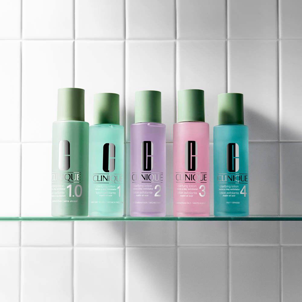 Fünf Clinique Clarifying Lotion Flaschen in verschiedenen Farben und Nummern (1.0, 1, 2, 3, 4).