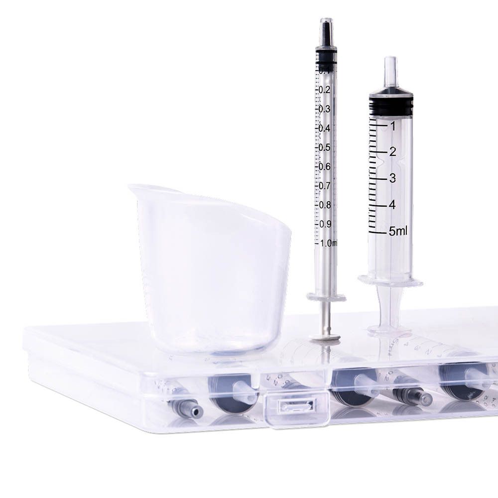 Emballage du Kit de Recueil du Colostrum Elvie avec deux seringues et une coupelle.