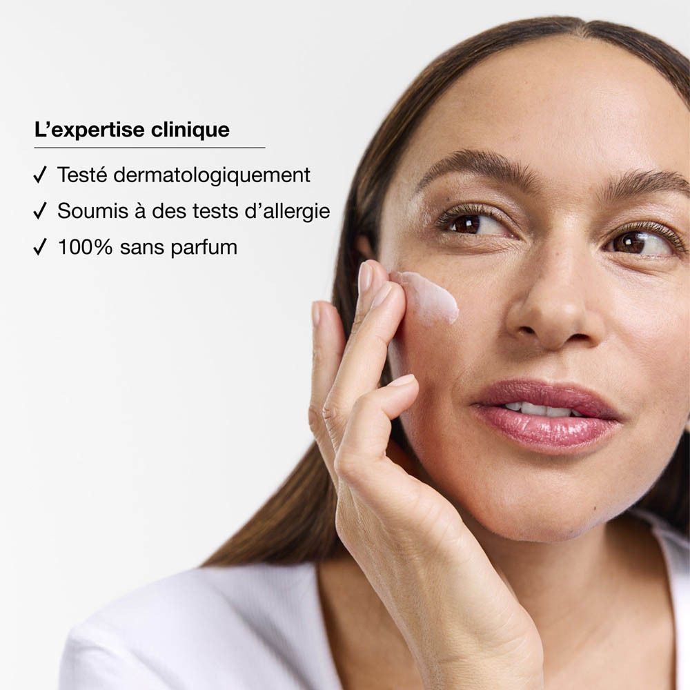 Frau trägt eine Creme auf ihr Gesicht auf, die klinische Expertise hervorhebt.