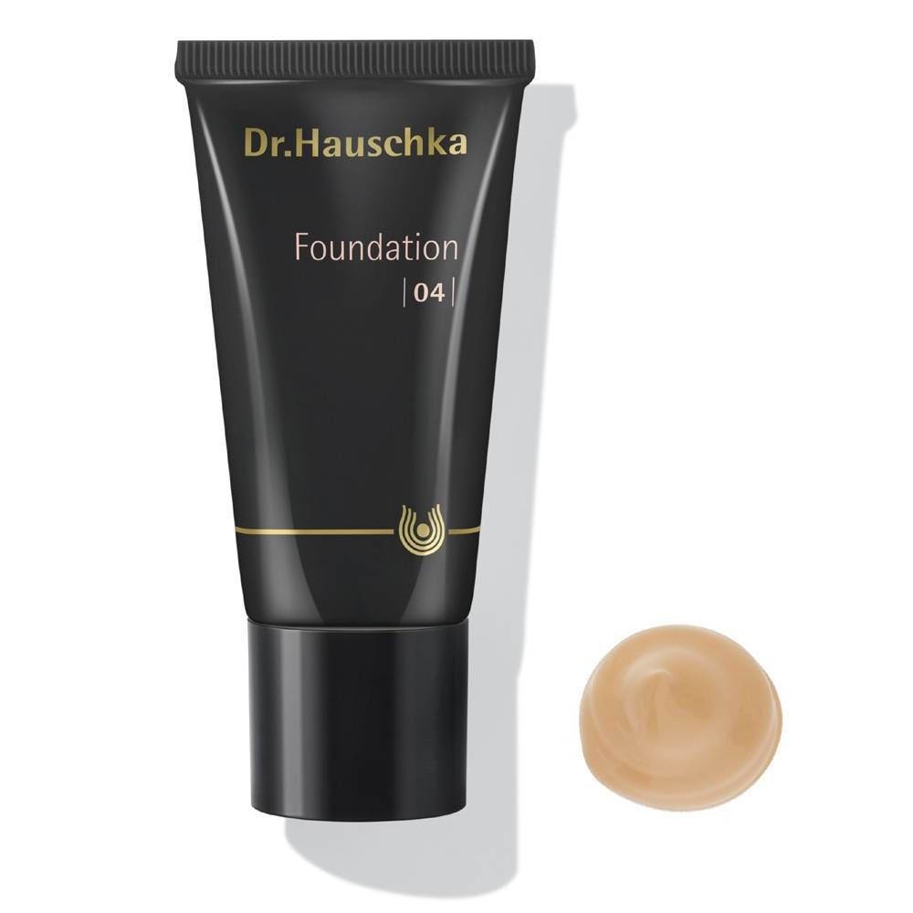 Schwarze Tube mit Aufschrift Dr. Hauschka, Foundation 04. Daneben ein Klecks Foundation.