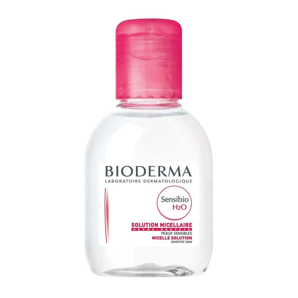 Klare Flüssigkeit in einer Flasche mit rosa Verschluss. Aufschrift: BIODERMA, Sensibio H2O, Solution Micellaire, Peaux Sensibles, Micelle Solution, Sensitive Skin.